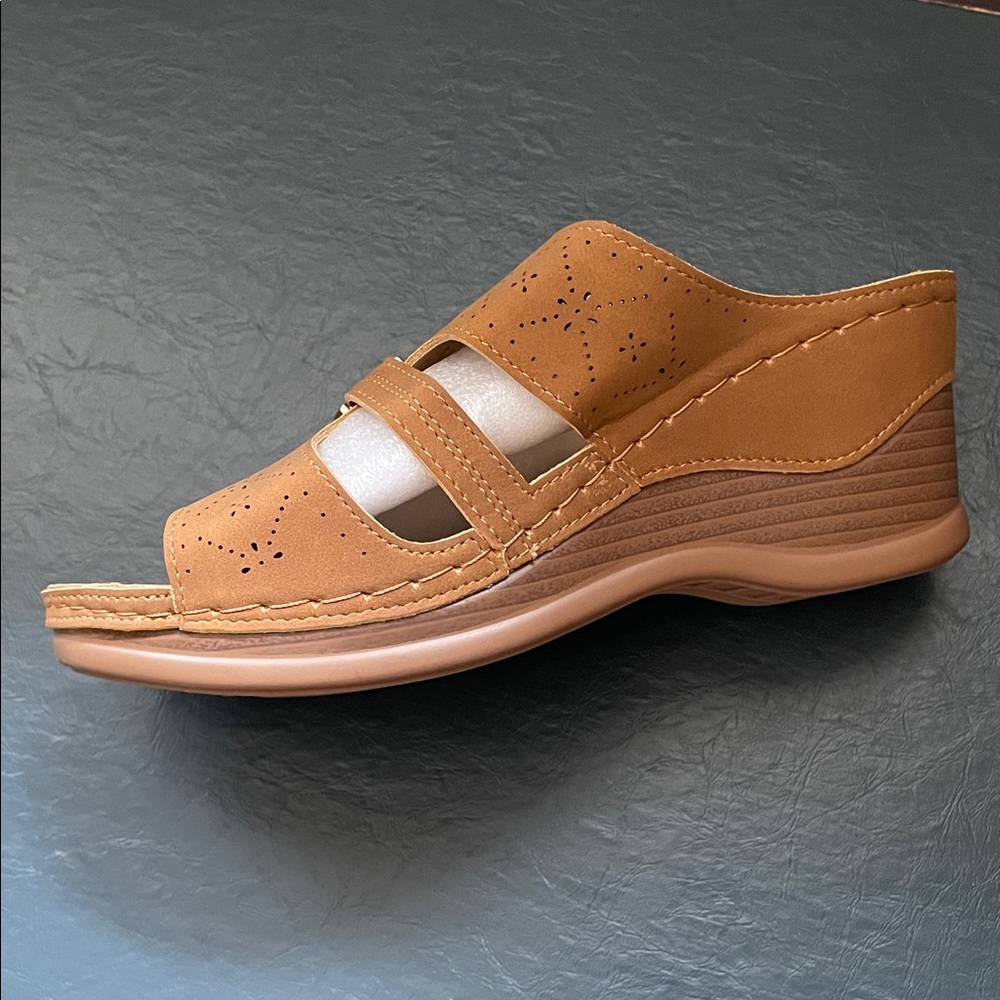 Tan Women's Sandals with Gold Accents, Size 5